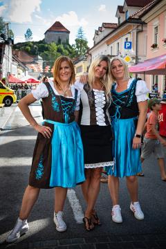 S soncem obsijan drugi festivalski dan 50. Dnevov narodnih noš in oblačilne dediščine v Kamniku (35)